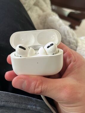 Apple White Wireless Earbuds with Charging Case (RIGHT AIRPOD DOES NOT WORK)